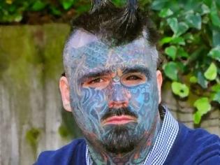 Φωτογραφία για Ο άντρας με τα περισσότερα τατουάζ στη Βρετανία δε μπορεί να ταξιδέψει πουθενά λόγω του περίεργου ονόματός του