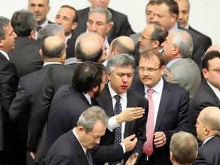 Φωτογραφία για Τουρκία: Πέρασε, παρά τις αντιδράσεις, το νομοσχέδιο για τους δικαστές