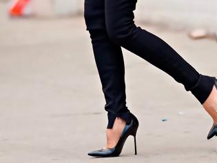 Φωτογραφία για Γιατί οι γυναίκες δεν πρέπει να τρέχουν όταν φορούν τακούνια