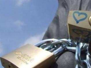 Φωτογραφία για Το «love locks» έφτασε στην Ελλάδα: Σε ποια γέφυρα θα βρίσκονται τα λουκέτα αγάπης