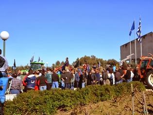 Φωτογραφία για Μεγάλη συγκέντρωση αγροτών στο Διοικητήριο Λακωνίας στη Σπάρτη