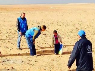 Φωτογραφία για Σπαρακτική εικόνα: 4χρονο αγοράκι από τη Συρία βρέθηκε να περιπλανιέται στην έρημο!