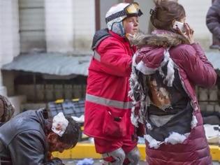 Φωτογραφία για Σοκάρει νέα φωτογραφία από το Κίεβο: Δείτε την καμμένη πλάτη διαδηλώτριας