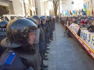 Φωτογραφία για Ουκρανοί αστυνομικοί παραδίδουν τα όπλα και αποχωρούν ντροπιασμένοι [video]
