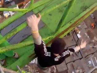 Φωτογραφία για Έφηβοι κρέμονται πάνω από τη γέφυρα του Λονδίνου! [video]