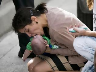 Φωτογραφία για Συγλονίζει το φιλί ζωής σε ένα μωρό που σταμάτησε ν' αναπνέει! (φωτογραφίες)!