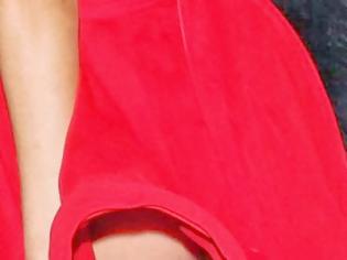 Φωτογραφία για Γνωστή τηλεπερσόνα με μίνι φόρεμα σε σέξι αποκαλυπτικό ατύχημα λόγω... αέρα! -