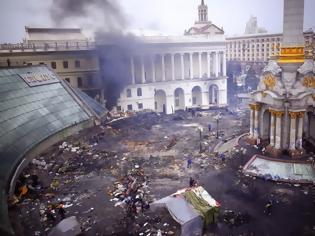 Φωτογραφία για Μαύρος ουρανός και άνθρωποι που καίγονται στο Κίεβο. Η φρίκη της Ουκρανίας μέσα από σκληρές εικόνες