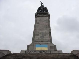 Φωτογραφία για Σόφια: Έβαψαν με τα ουκρανικά χρώματα μνημείο για τον σοβιετικό στρατό