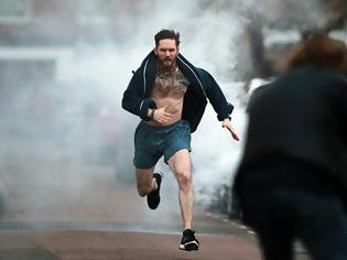 Φωτογραφία για Ο Μπέιν τρελάθηκε – Ο Τομ Χάρντι τρέχει στους δρόμους με τα εσώρουχα! [εικόνες]