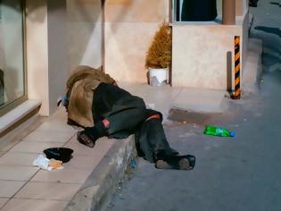 Φωτογραφία για Μια εικόνα γροθιά στο στομάχι - Άστεγος κοιμάται σε πεζοδρόμιο στο κέντρο του Ηρακλείου