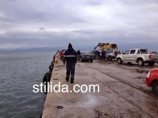 Φωτογραφία για ΠΡΙΝ ΛΙΓΟ: Αυτοκίνητο έπεσε στο λιμάνι της Στυλίδας [Photos]