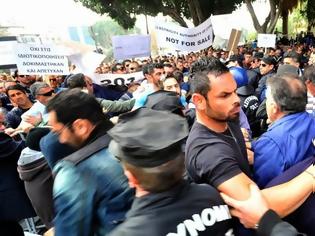 Φωτογραφία για Κύπρος: Σε εμπόλεμη ζώνη μετατράπηκε η Βουλή [Video - Photos]