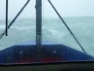 Φωτογραφία για Πλοιάριο χαροπαλεύει με κύματα 16 μέτρων - Ο καπετάνιος το βιντεοσκοπεί [video]