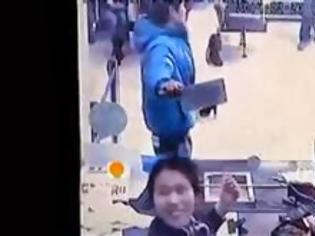 Φωτογραφία για Πάει να κλέψει τράπεζα με μπαλτά, η υπάλληλος πεθαίνει στα γέλια