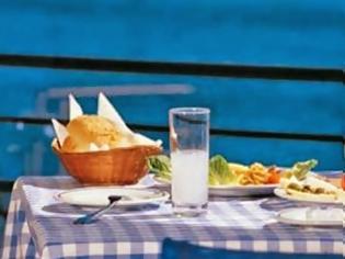 Φωτογραφία για Ξέρετε γιατί το ούζο αλλάζει χρώμα μόλις του ρίξουμε νερό;