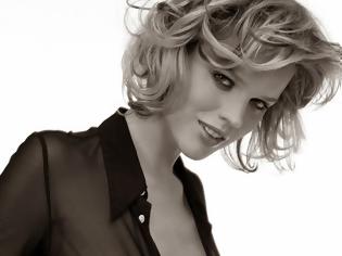 Φωτογραφία για H Eva Herzigova ανέβηκε στην πασαρέλα στα 40 της. Δείτε πόσο άλλαξε