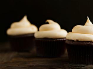 Φωτογραφία για Η συνταγή της ημέρας: Cupcakes σοκολάτας με λευκό γλάσο