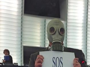 Φωτογραφία για Ποιος εμφανίστηκε με... αντιασφυξιογόνο μάσκα στο Ευρωκοινοβούλιο;