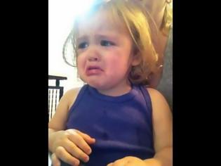 Φωτογραφία για Ούτε που φαντάζεστε γιατί κλαίει αυτό το κοριτσάκι! [video]