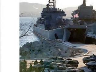 Φωτογραφία για Ρώσοι κατεβάζουν τανκς στην Ουκρανία από πολεμικά πλοία - Η εικόνα που προκάλεσε παγκόσμιο πανικό