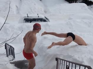 Φωτογραφία για Δυο τύποι πήγαν να κολυμπήσουν στο χιόνι, το μετάνιωσαν την ίδια στιγμή! [video]