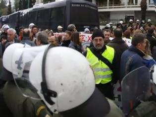 Φωτογραφία για Μέλη της ΟΛΜΕ εισέβαλαν στο υπουργείο Διοικητικής Μεταρρύθμισης