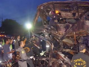 Φωτογραφία για Ταϊλάνδη: Σκοτώθηκαν τουλάχιστον 15 άτομα έπειτα από σύγκρουση φορτηγού με μαθητικό λεωφορείο