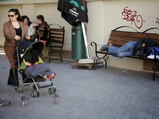 Φωτογραφία για Άστεγος κοιμάται στα παγκάκια του Ηρακλείου