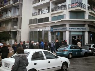 Φωτογραφία για Ατελείωτη ουρά σε ATM τράπεζας της Ξάνθης – Περίμεναν για ώρα για να εξυπηρετηθούν!
