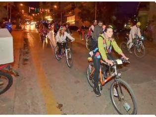 Φωτογραφία για Πάτρα: «Ποδηλάτισαν» και χόρεψαν καρναβαλικά στο κέντρο - Δείτε φωτο