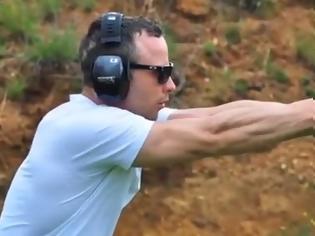 Φωτογραφία για Σοκαριστικό βίντεο που δείχνει τον Πιστόριους να κάνει εξάσκηση με το ίδιο όπλο που δολοφόνησε τη Ρίβα! [Video]