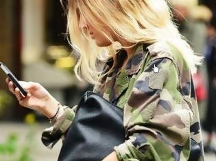 Φωτογραφία για Street Style: Η θηλυκή πλευρά του army look!