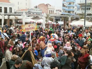 Φωτογραφία για “Ξύπνησε” το Καρναβάλι της Ξάνθης! Μαθητές ντύθηκαν καρναβαλιστές και βγήκαν στους δρόμους [video]