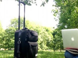 Φωτογραφία για Αστεγη και πάμπλουτη -Η επιχειρηματίας που ζει και δουλεύει έξω με μια βαλίτσα και βγάζει χιλιάδες δολάρια [εικόνες]