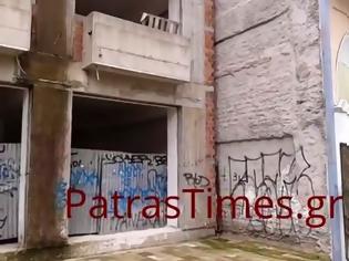 Φωτογραφία για Νεαρός στη Πάτρα έπεσε στον ακάλυπτο χώρο πολυκατοικίας [Video]
