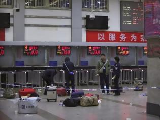 Φωτογραφία για Μακελειό στην Κίνα! Μπούκαραν με μαχαίρια σε σιδηροδρομικό σταθμό κι έσφαζαν πολίτες