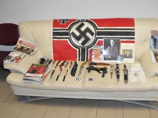 Φωτογραφία για Συνελήφθη ρατσιστής γιατρός με αφίσες του Χίτλερ και της Χ.Α.