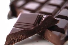 Ανακάλυψαν γιατί προστατεύει η μαύρη σοκολάτα την καρδιά