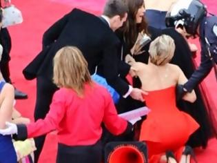 Φωτογραφία για Έφαγε τούμπα η Jennifer Lawrence στο κόκκινο χαλί