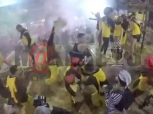 Φωτογραφία για Βίντεο σοκ: Αφιονισμένοι καρναβαλιστές ποδοπάτησαν και σκότωσαν όλες τις κότες που υπήρχαν σε άρμα στο Καρναβάλι του Τυρνάβου!