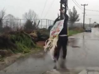 Φωτογραφία για Τί σκαρφίστηκε ένας Ελληνας πατέρας για να πετάξει χαρταετό με βροχή;   [video]