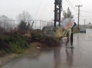 Φωτογραφία για Δείτε τι σκαρφίστηκε ένας Έλληνας πατέρας για να πετάξει χαρταετό με βροχή [video]