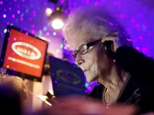 Φωτογραφία για Γιαγιά ετών 73… παίζει μουσική σε κλαμπ!