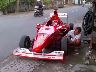 Φωτογραφία για ΤΕΛΕΙΟ fan της Formula 1 κυκλοφορεί με... ρεπλίκα της Ferrari!