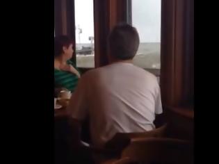 Φωτογραφία για Θα πάθετε σοκ! Δείτε τι τους συνέβη την ώρα που έτρωγαν σε εστιατόριο! [video]