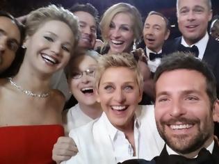 Φωτογραφία για Τι γινόταν πίσω από το διάσημο selfie των Όσκαρ: Ποια διάσημη σταρ πηδούσε για να φανεί, αλλά δεν τα κατάφερε