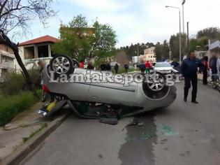 Φωτογραφία για IX ανατράπηκε στο κέντρο της Λαμίας [photos]