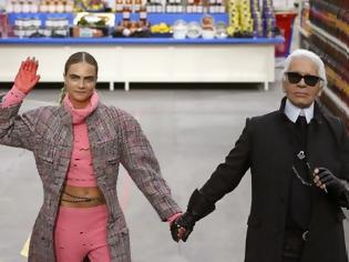 Φωτογραφία για Chanel: Η πασαρέλα μετατράπηκε σε ένα τεράστιο σούπερ μάρκετ. Δες φωτό από το show στην Εβδομάδα Μόδας του Παρισιού!