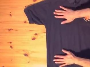 Φωτογραφία για Διπλώστε ένα μπλουζάκι σε λιγότερο από 2 δευτερόλεπτα! [video]